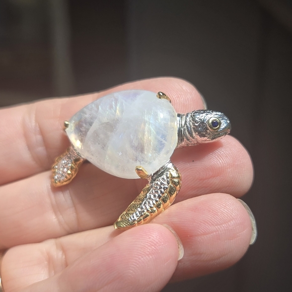 HOST PICK 🎉🎊 Moonstone 29k & Sapphire Sterling & gold sea turtle brooch NEW - Picture 4 of 7